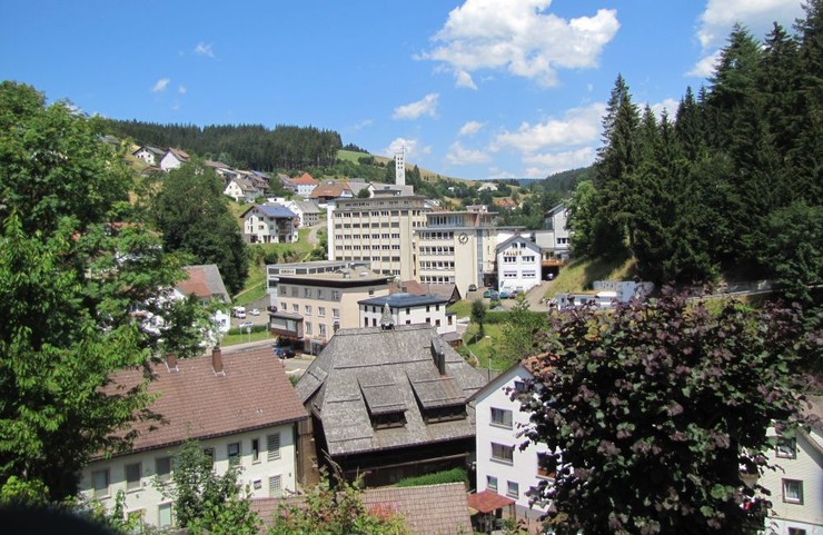 Gütenbach mit Sicht aufs Rathaus und die Firma Faller