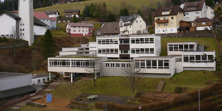 Teilabbruch des Schulgebäudes und Neugestaltung der Außenanlagen